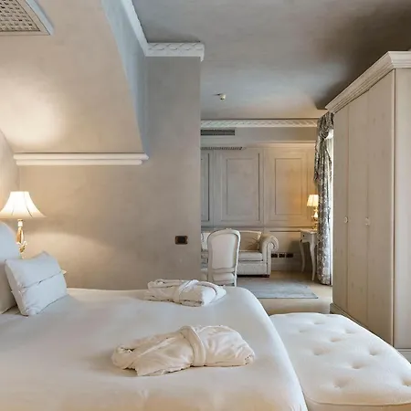 Palace Luxury Hotel