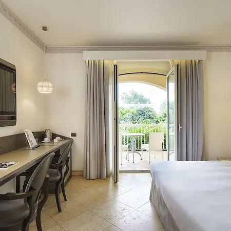 Palace Luxury Hotel
